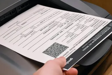 Profissional imprimindo o CRLV-e para um veículo em Mogi Guaçu.